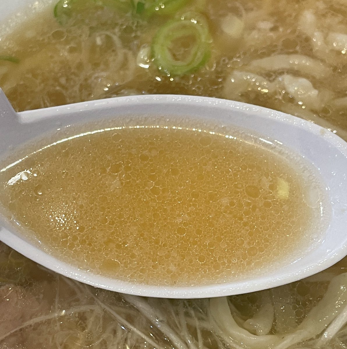 半袖だと肌寒く感じる朝ですね

数量限定　塩げん骨らーめん

あっさり過ぎず、こってり過ぎず
バランスの取れたオススメの一杯です
ご来店お待ちしております🙇‍♀
#上越グルメ
#上越ラーメン
#ツルツルもちもち太麺
#細麺に変更も可能です
#塩らーめんもあなどれない
#メルマガ登録で初回餃子無料