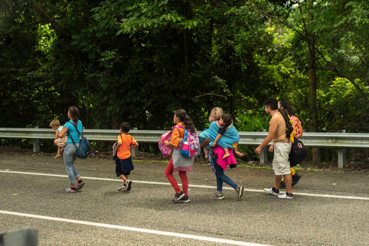 UNICEFMexico's tweet photo. En Huixtla, Chiapas, como parte de la respuesta de UNICEF ante la caravana de personas migrantes, hoy estuvimos brindando atención médica y psicosocial a niñas, niños y familias migrantes. Además, instalamos puntos para abastecer de agua potable y combatir la deshidratación. https://t.co/ihzUu4LqtT