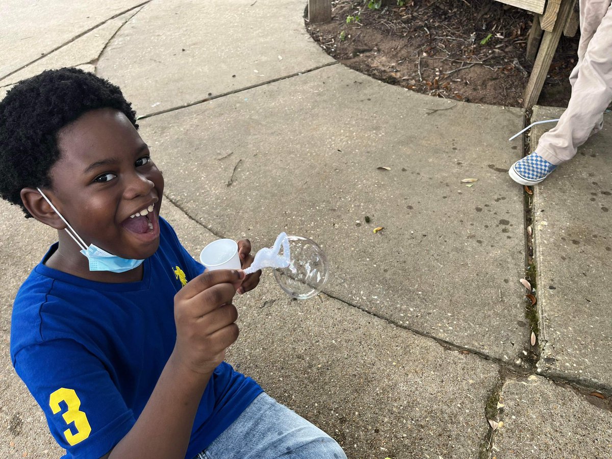 EdgewoodBees's tweet photo. Second Grade enjoyed this week’s STEAM Lesson…..Making Bubbles!  💚💛🐝#xSEL #TopNotch #EdgewoodExcellence #TeamSelmaConnected https://t.co/PupqbqoGcP