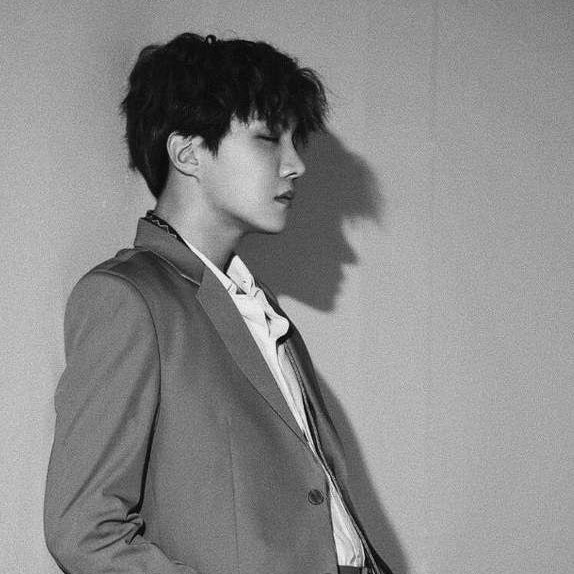 btsbrasil_on's tweet photo. [INFO] O #JHOPE (@BTS_twt) participará do Lollapalooza 2022, que acontecerá em 31 de julho, domingo, em Chicago, IL! 😱

GIGANTE! Que emoção, queríamos muito. Brilha, Hobi 😭☀️
📎 https://t.co/0ZbSWqcJra https://t.co/dp2Yu6R6jt
