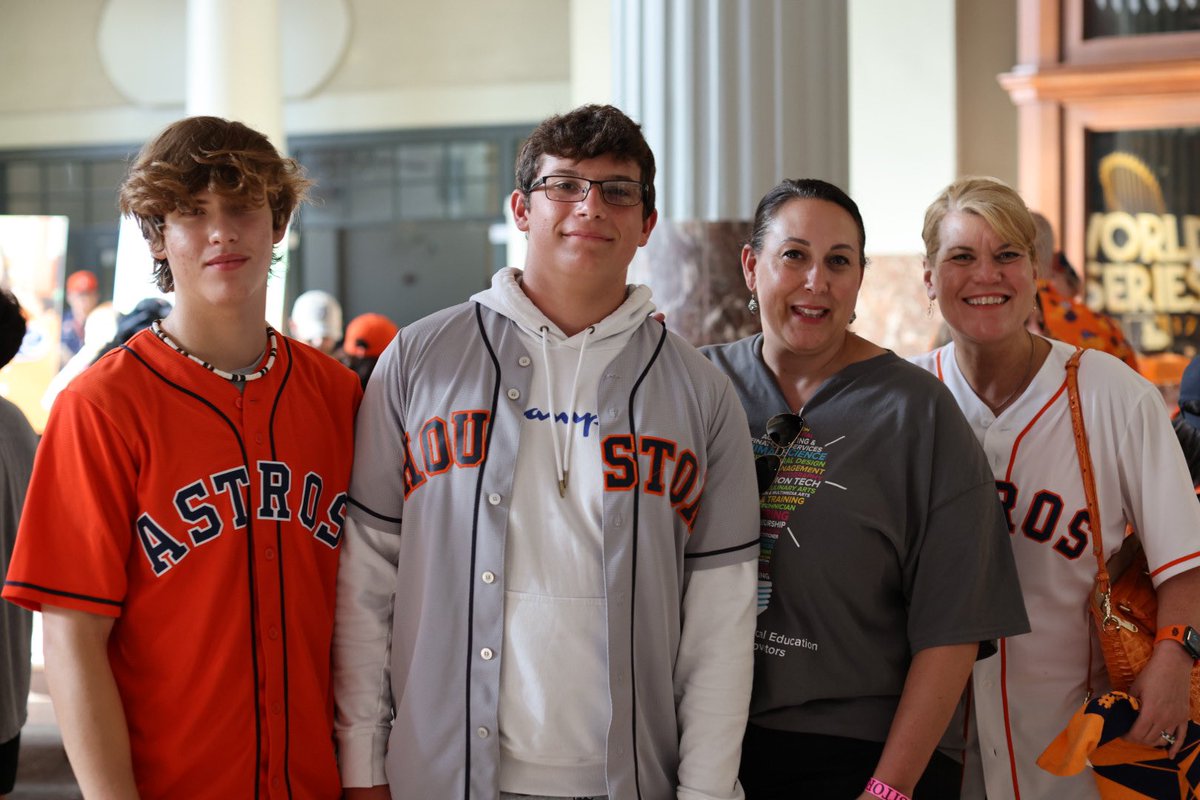 SBISD's tweet photo. Congratulations to all our 2022 Service Awards honorees, retirees and Principals and Teachers of the Year! We are so excited to have gathered at Minute Maid Park this evening to celebrate years of spectacular service and commitment. #SBISDProud #LevelUp @astros 💙⚾️ https://t.co/4lM4byS3zI