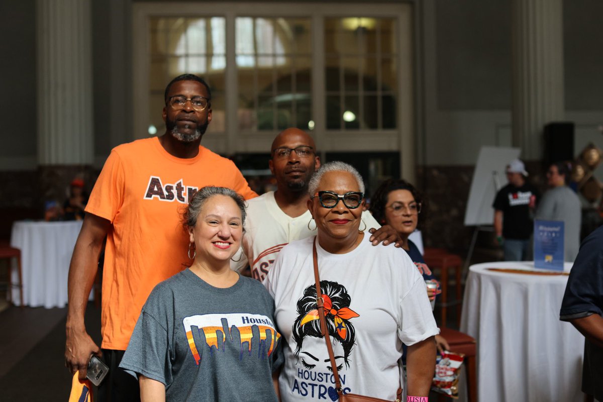 SBISD's tweet photo. Congratulations to all our 2022 Service Awards honorees, retirees and Principals and Teachers of the Year! We are so excited to have gathered at Minute Maid Park this evening to celebrate years of spectacular service and commitment. #SBISDProud #LevelUp @astros 💙⚾️ https://t.co/4lM4byS3zI