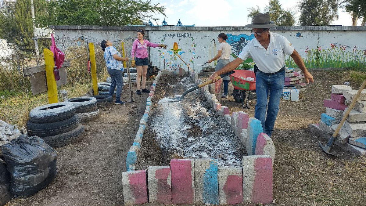 GobTlajomulco's tweet photo. LabASE apoya a este huerto con diferentes acciones, como mantenimiento, diseño del espacio y preparación de camas de cultivo, entre otras. Además de ayudar a cuidar el medio ambiente, con esta medida seguimos promoviendo la cultura de paz. https://t.co/6W5FpWEwX2