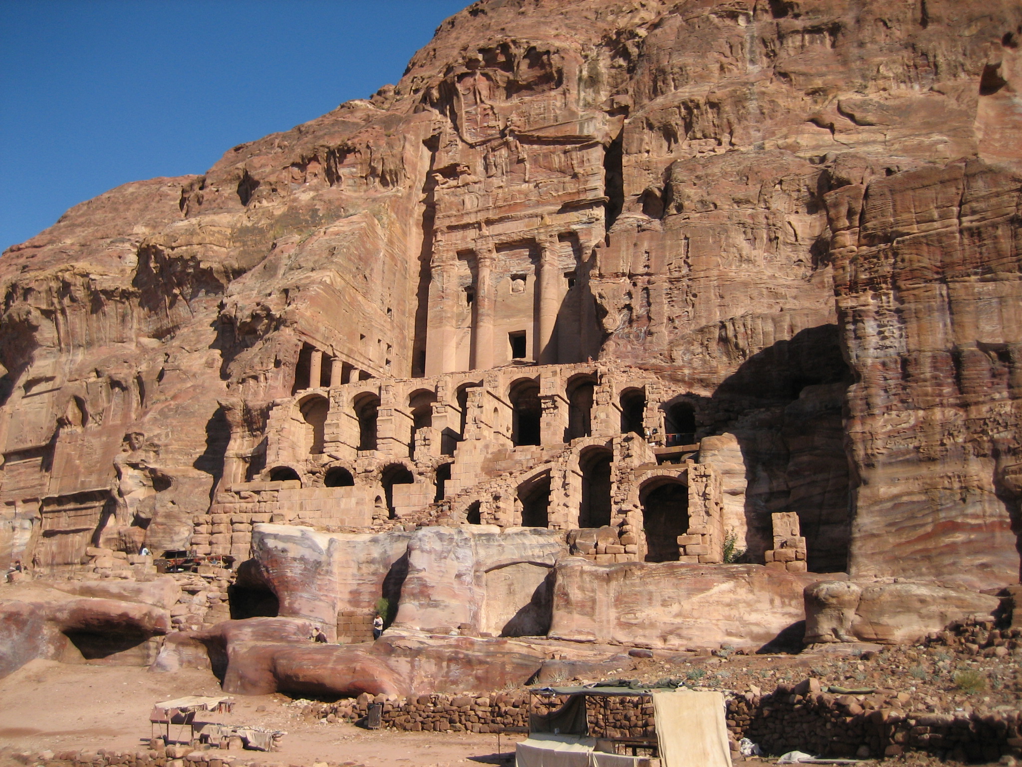 旅と美しい風景 ヨルダン ペトラ ペトラ遺跡の規模は群を抜いており 岩壁に彫られた緻密な遺跡跡を眺めているとかつてのナバタイ人の文化がどれほど高度であったか想いを馳せずにはいられませんでした 写真で伝える私の世界 海外旅行 ヨルダン