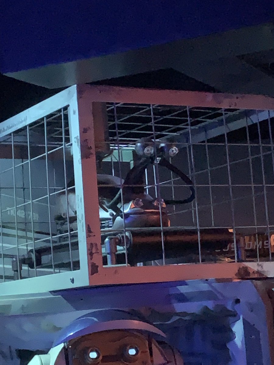 waitwhosroger's tweet photo. New glup shitto dropped: this snail looking droid in the queue for Star Tours https://t.co/gzO6pQrkLT