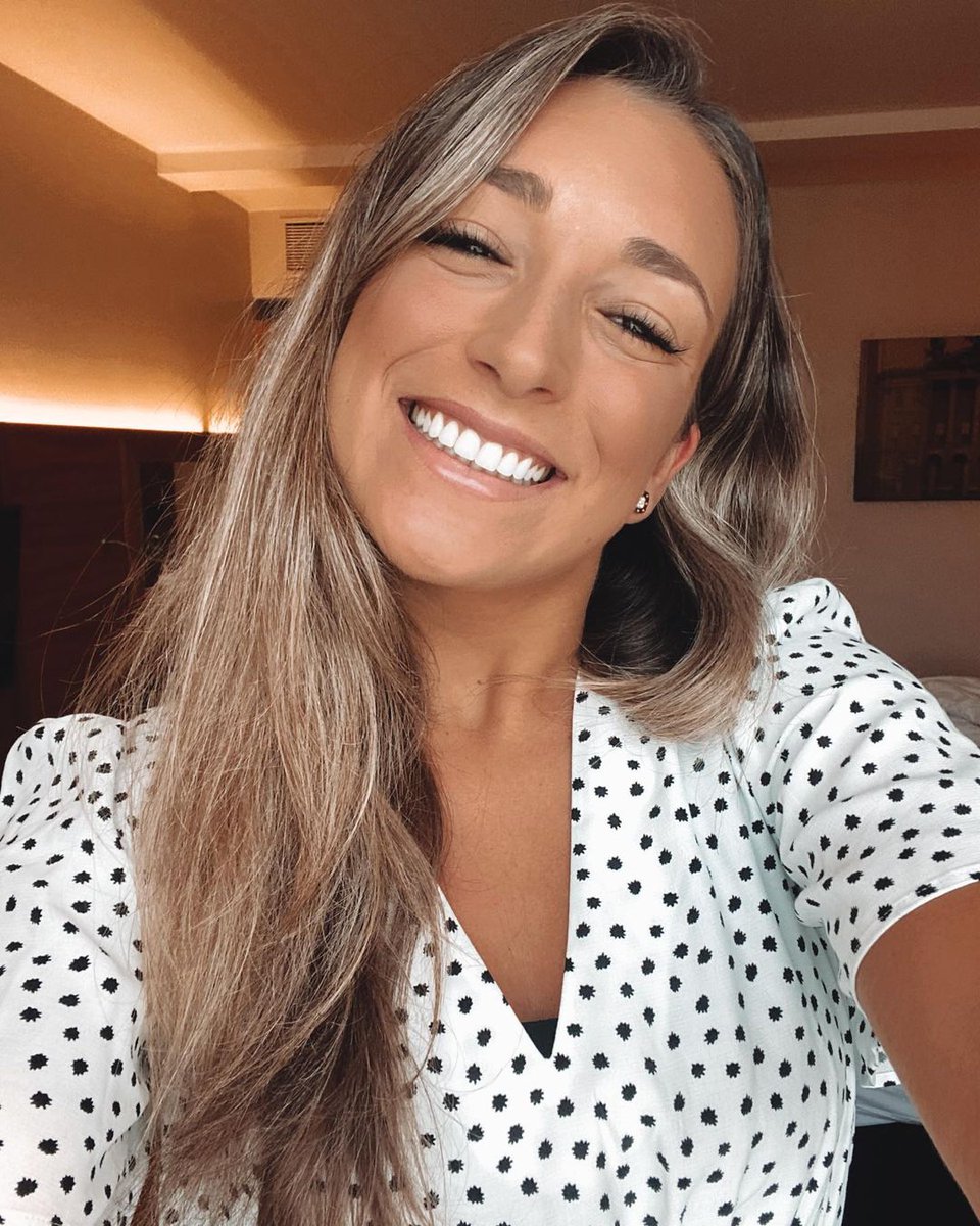 ColgateUK's tweet image. Nothing glows more than your summer smile ✨ 
Show us your #ColgateSmile to be featured!

#SmileLines #ColgateSmile