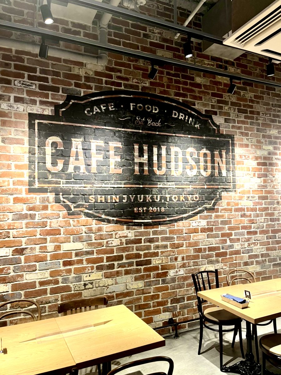 Appletiser_JP's tweet photo. 🍸アップルタイザーが飲めるお店をご紹介🍸
【CAFE HUDSON】
新宿駅直結👌新宿ミロード9Fにあるレンガ造りの内装が特徴の広々としたお洒落カフェ☕️🍃
塩キャラメルリコッタパンケーキはふわっふわ！アップルタイザーと相性抜群🍏
東京都新宿区西新宿1-1-3 新宿ミロード9F
#アップルタイザー#appletiser https://t.co/hVrPsZFQRk