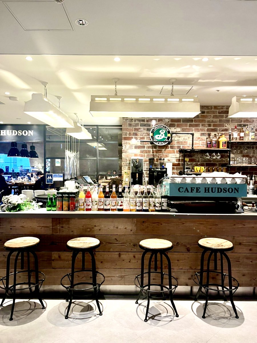 Appletiser_JP's tweet photo. 🍸アップルタイザーが飲めるお店をご紹介🍸
【CAFE HUDSON】
新宿駅直結👌新宿ミロード9Fにあるレンガ造りの内装が特徴の広々としたお洒落カフェ☕️🍃
塩キャラメルリコッタパンケーキはふわっふわ！アップルタイザーと相性抜群🍏
東京都新宿区西新宿1-1-3 新宿ミロード9F
#アップルタイザー#appletiser https://t.co/hVrPsZFQRk