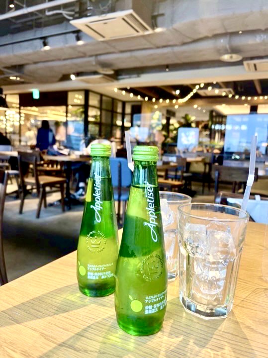 Appletiser_JP's tweet photo. 🍸アップルタイザーが飲めるお店をご紹介🍸
【CAFE HUDSON】
新宿駅直結👌新宿ミロード9Fにあるレンガ造りの内装が特徴の広々としたお洒落カフェ☕️🍃
塩キャラメルリコッタパンケーキはふわっふわ！アップルタイザーと相性抜群🍏
東京都新宿区西新宿1-1-3 新宿ミロード9F
#アップルタイザー#appletiser https://t.co/hVrPsZFQRk