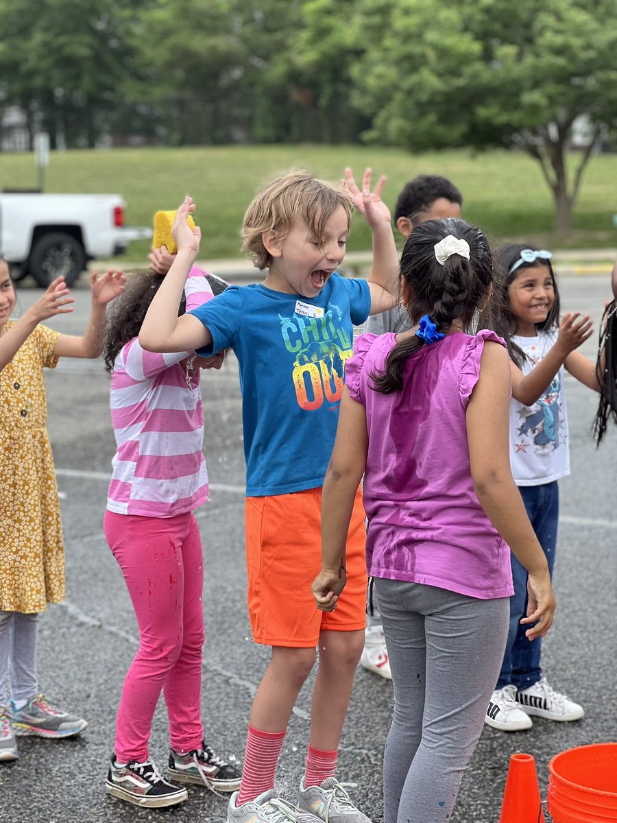 ccberry16's tweet photo. Heard during @LortonStationES field day… “Field day…11 out of 10”. “THIS IS SO FUN!” and “Ms. Berry, race me!” #bestdayever @FCPSR3 @Principal_LSES @fcpsnews https://t.co/3WfMZLio5E