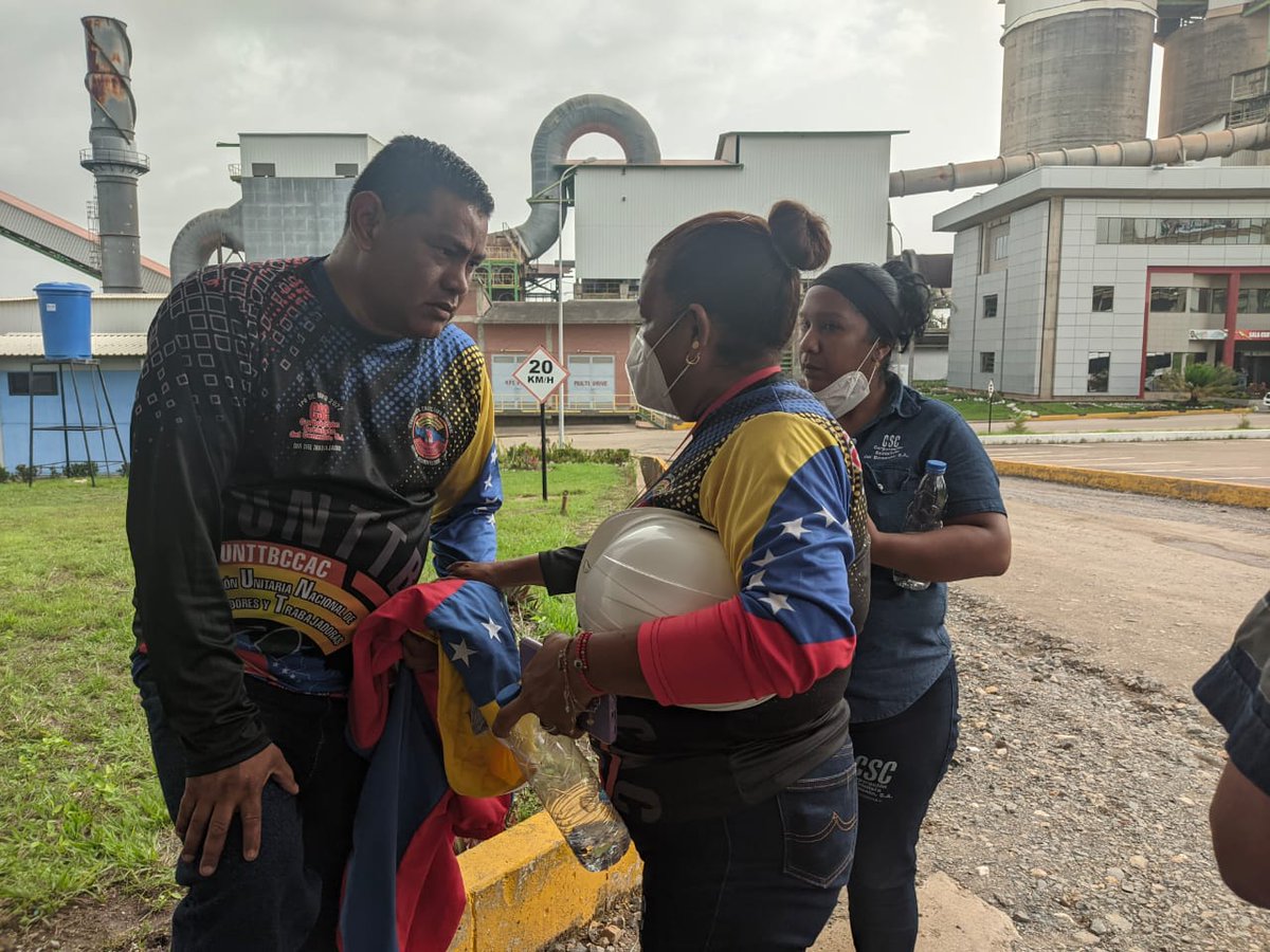 Funtbcac_Cem's tweet photo. #07Jun Sec. Gral. De la @Funtbcac_Cem @josejavierval14 atiende solicitudes de trabajadores de planta Cerro Azul estado Monagas, en el marco del nuevo modelo de #GestionEmpresarialSocialista
#ProducirEsVencer 
@IndustriasVE 
@MinTrabajoVE 
@NicolasMaduro https://t.co/PE7lIJOFxA