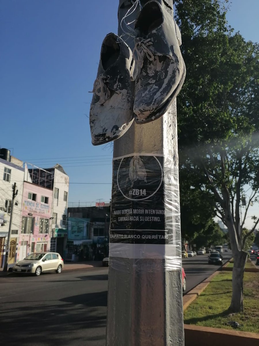 ZapatoBlancoQro's tweet photo. #hoy colocamos el #ZB14 de la #ZMQ en memoria de un hombre que fue atropellado por una moto tras caer del camellón hacia carriles centrales de la avenida Zaragoza. El motociclista involucrado fue liberado pues se determinó que la muerte no fue su culpa... https://t.co/Xbx7bkWlLA