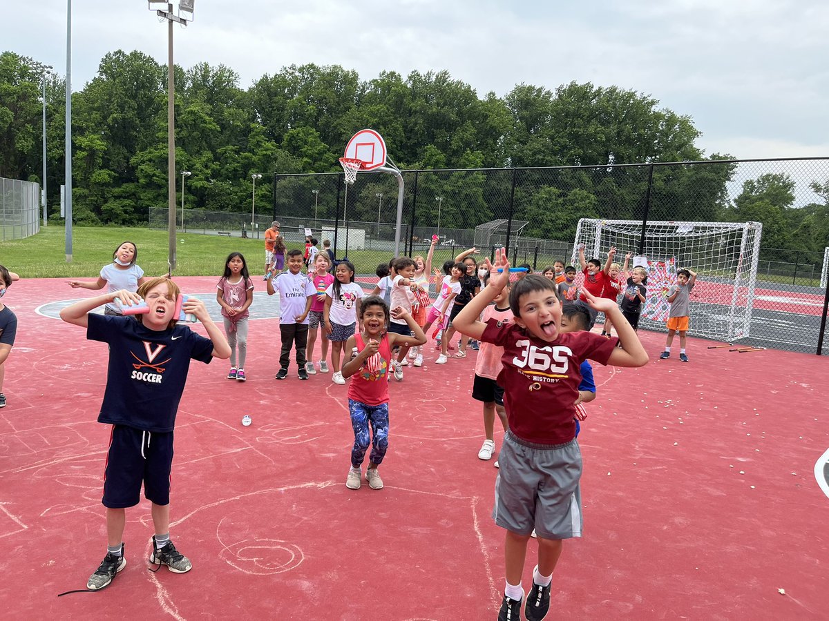 CPESGrade1's tweet photo. Celebrating an entire year of hard work in first grade with our end of year party, a carnival! #cpesbelieves in celebrating our accomplishments and learning milestones 🧑‍🎓 👏🏿 https://t.co/zgn8ArWvaT