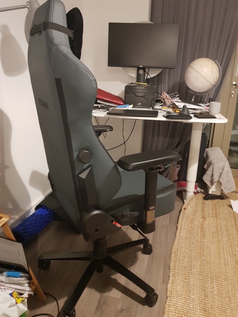 Upgrading my desk space with lumbar support ufff #Secretlab