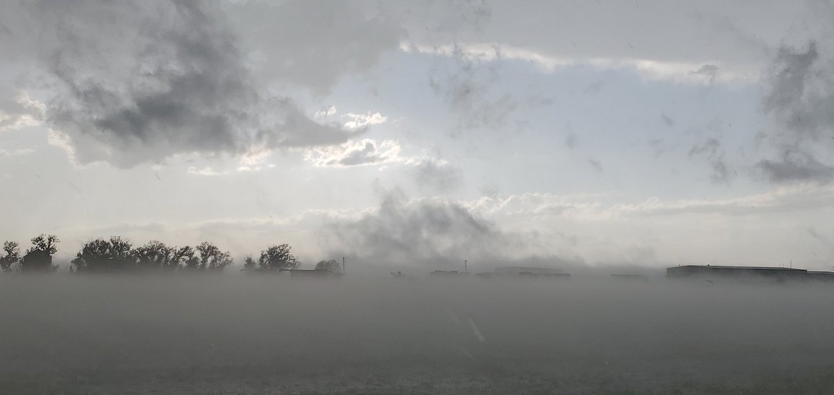 ASchueth's tweet image. Major hail fog getting into Imperial, NE