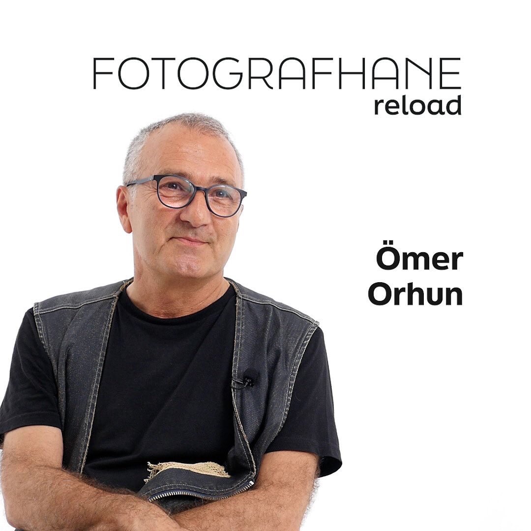 Ömer Orhun metafor ormanından geçip karanlık dağa çıkan yolu, ustalarından emanet eski haritalarla tarif ediyor. Zirvede herkese göre bir rüya ya da kabus var. Uyumak sadece bir seçenek. Bu akşam 22.00 de Fotografhane YouTube Kanalı’nda. İyi seyirler…