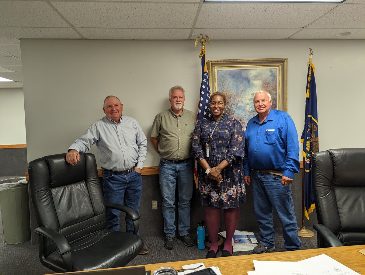 IDEALibrarian's tweet photo. Today I had the opportunity to advocate for the Sanpete County #bookmobile at their monthly commission meeting. Thanks to all who support #libraries and library services for rural areas! 🙌🏿 https://t.co/8OH5Kvgctv