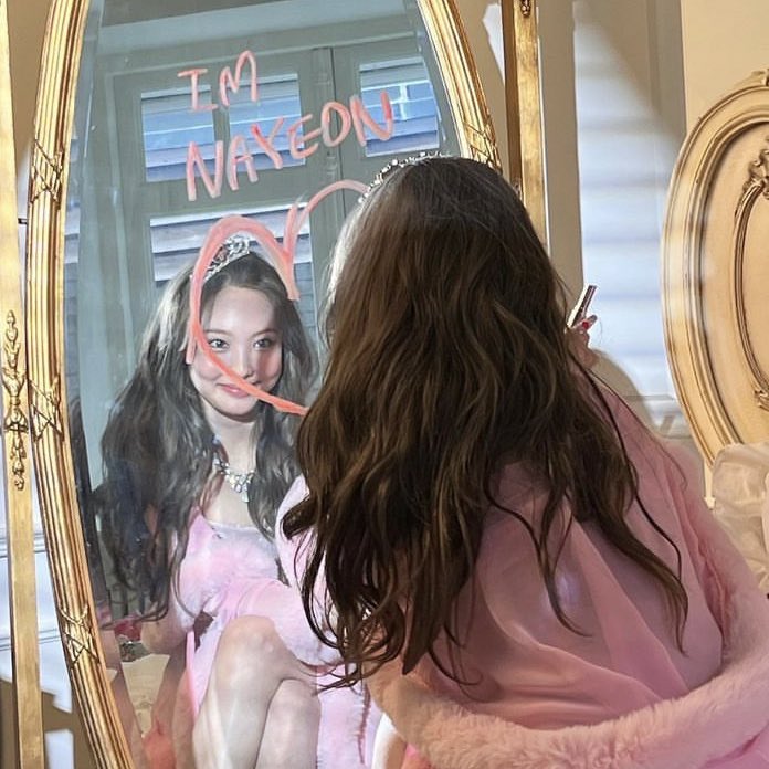 wonyoserotonin's tweet photo. this nayeon with this wonyoung https://t.co/7AQJ5NMvx4