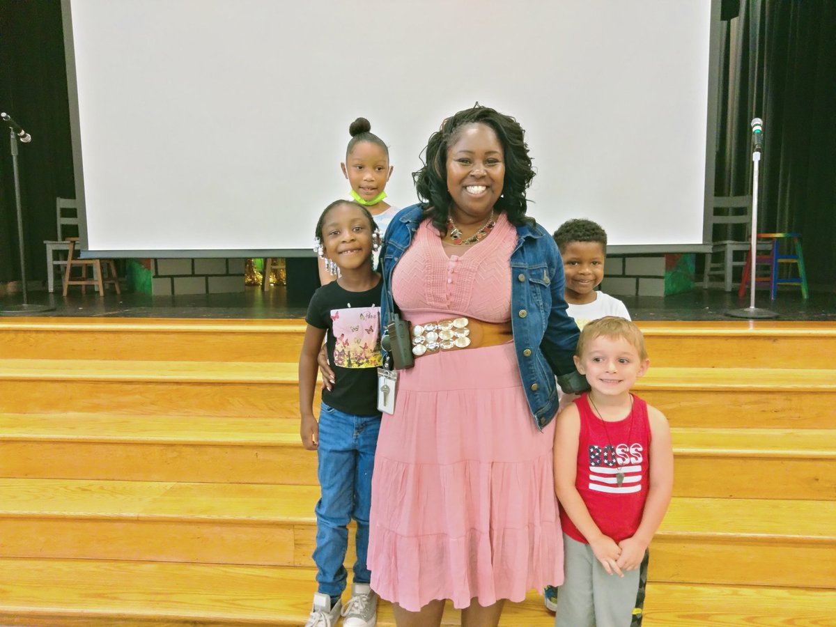 THopLeads's tweet photo. I am one proud principal! Today, my "Littles" had their chance at the stage and they nailed it! I even got to take a pic with a few of them. Before you know it, they will be signing autographs ππβ¨! #wmeStars #FineArts @WallerMillES https://t.co/vsMgGsg1w1