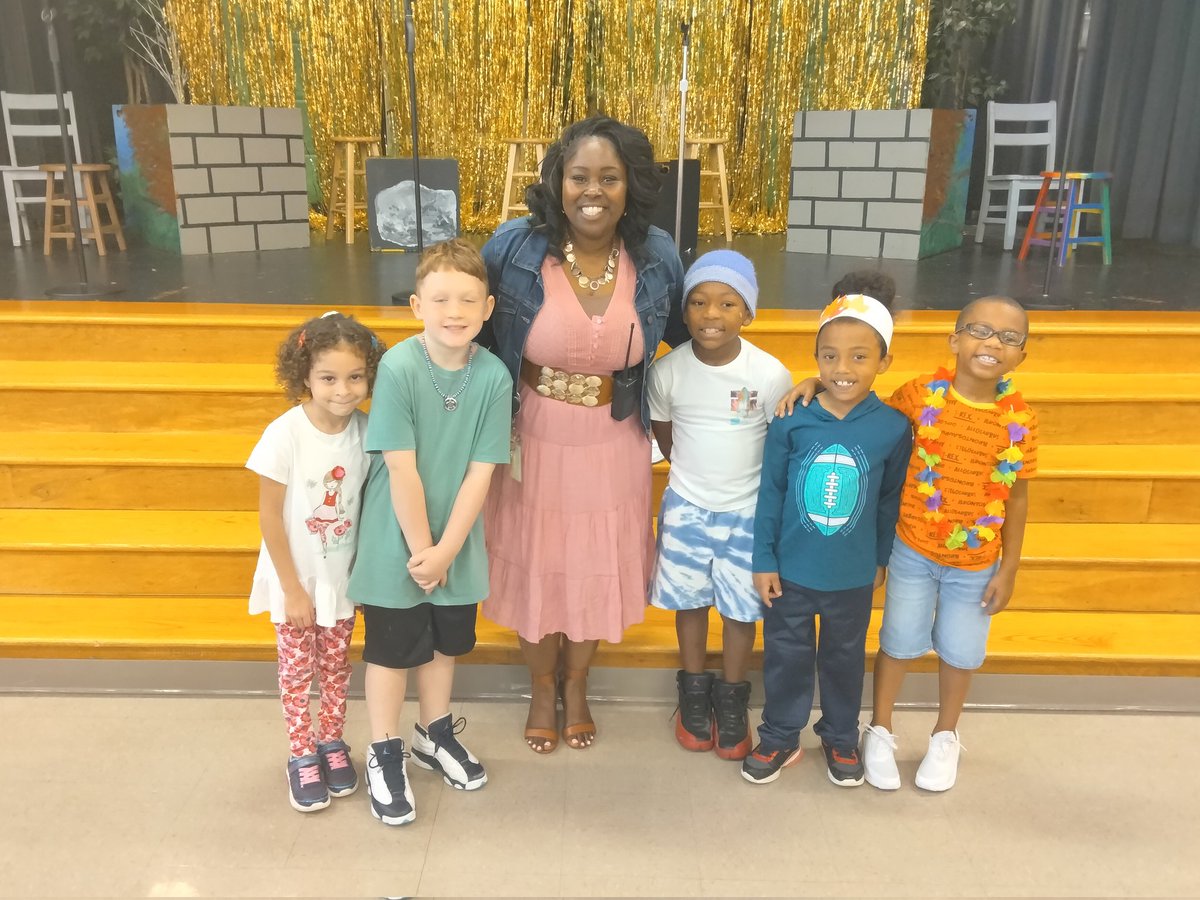 THopLeads's tweet photo. I am one proud principal! Today, my "Littles" had their chance at the stage and they nailed it! I even got to take a pic with a few of them. Before you know it, they will be signing autographs ππβ¨! #wmeStars #FineArts @WallerMillES https://t.co/vsMgGsg1w1