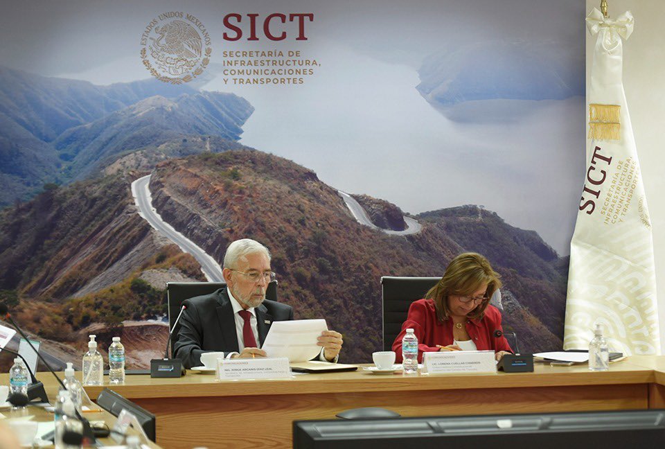 SICTmx's tweet photo. #SICTInforma nuestro titular, Ing. Civil Jorge Arganis Díaz-Leal, sostuvo reunión de trabajo con la Gobernadora de #Tlaxcala @LorenaCuellar en la que evaluaron proyectos carreteros en la entidad. https://t.co/ts5Ohvdiw8