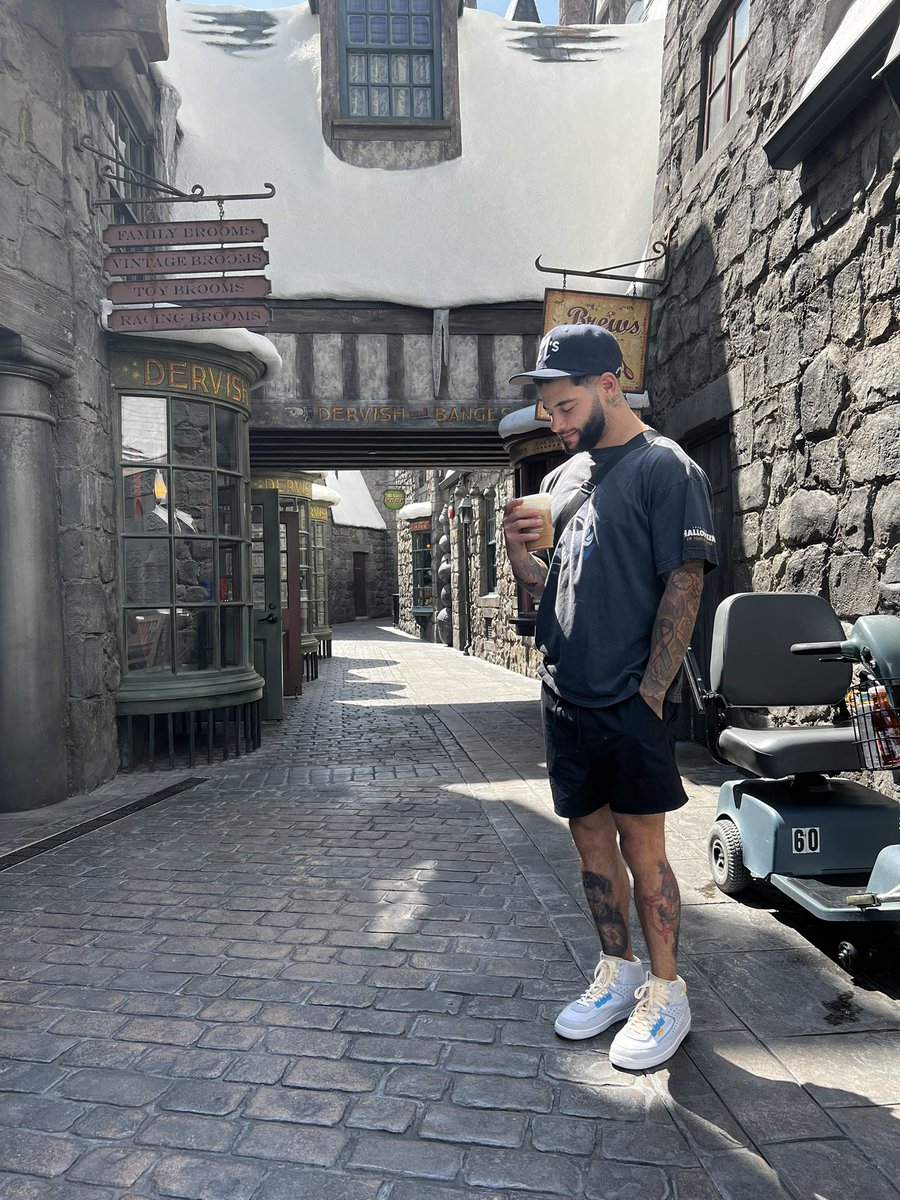 TheTreyMiguel's tweet photo. Universal was awesome!! I finally got my wand! #Scamander https://t.co/AgXxQqai4f