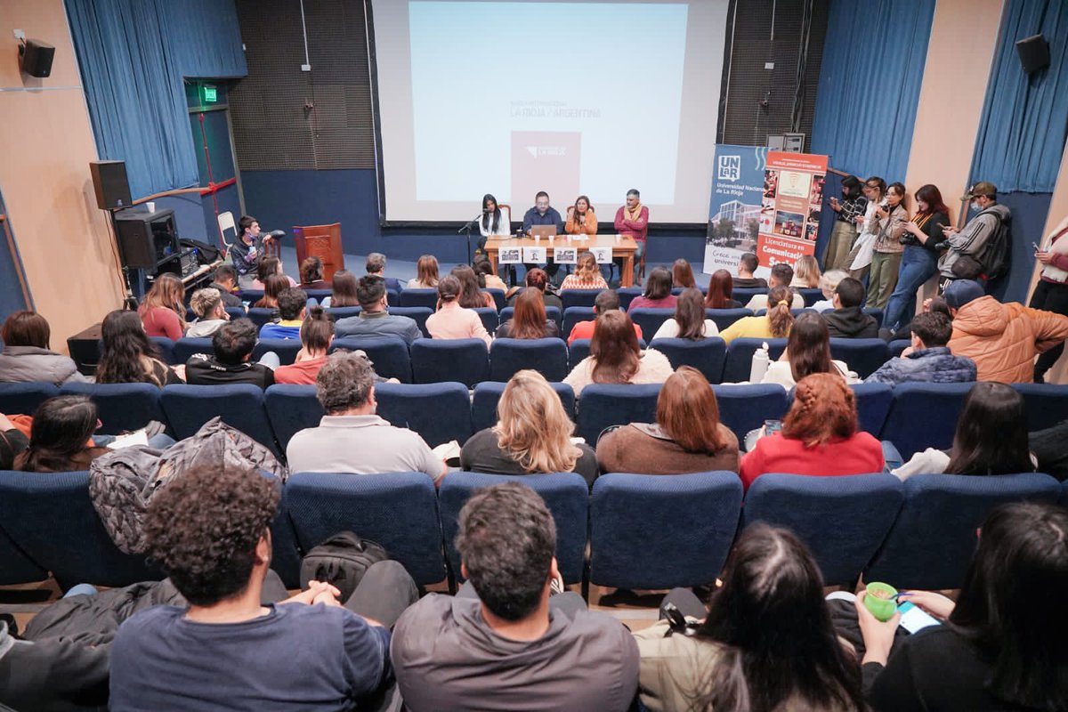Todo esto y mucho más le contamos esta tarde a la comunidad de la <a href="/unlaroficial/">UNLaR Oficial</a> , con todo el orgullo y pasión que nos caracteriza a la secre de @comunicacionlr 

Gracias por la invitación a los y las estudiantes y directivos de Comunicación Social por la invitación.