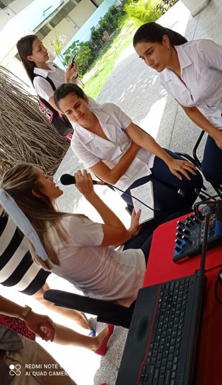 CienfuegosFeu's tweet photo. Reactivando la RadioBase de la @UCMCienfuegos1 sueño posible gracias al Equipo de Comunicación, con sus excelentes iniciativas.
#Hoy los protagonistas, estudiantes de la carrera de #Estomatología 
#40AnivFcmCfg https://t.co/T5oItHmWYL