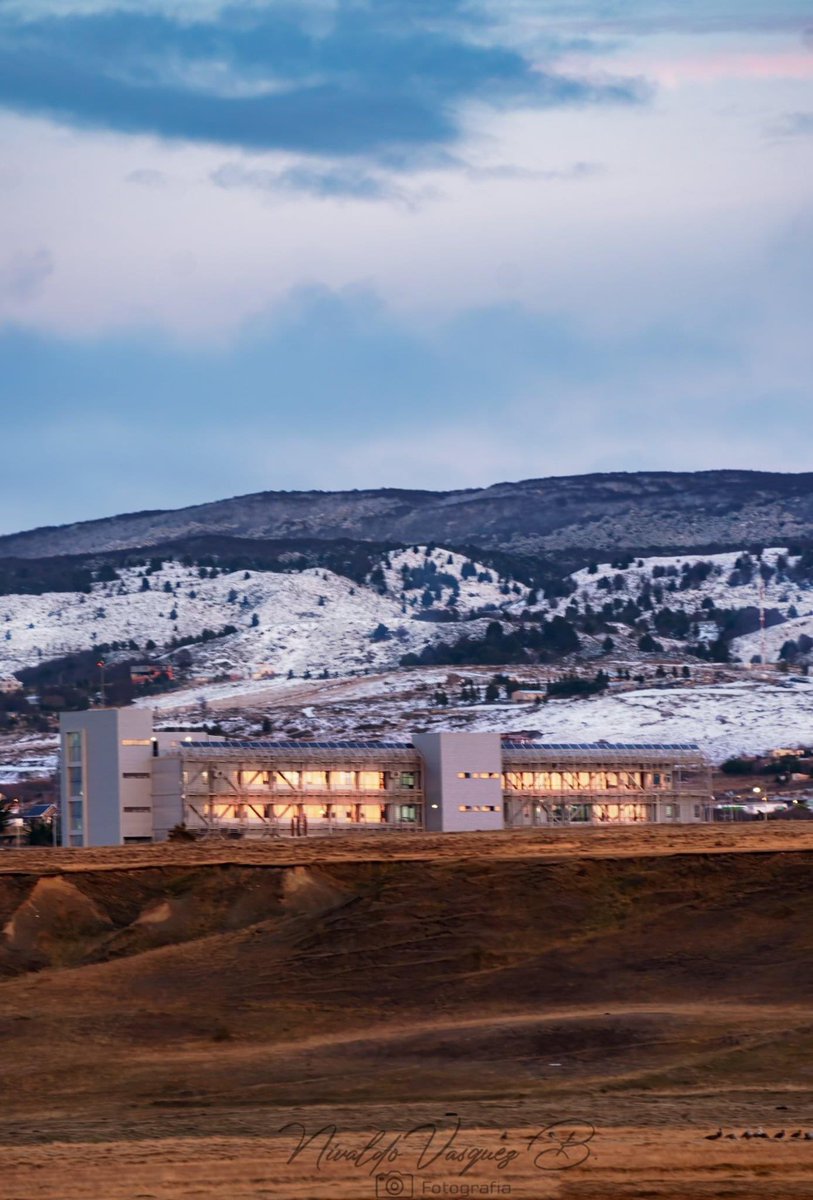 cesar_quezada's tweet photo. Centro asistencial, docente y de investigación de la @umagallanes en #PuntaArenas donde funciona el Centro de Excelencia de Biomedicina

Ciencias médicas desde el extremo sur del continente para el mundo 👨🏻‍⚕️ 

Foto de Nivaldo Vasquez #puq #umag https://t.co/DrnbqTqn6T