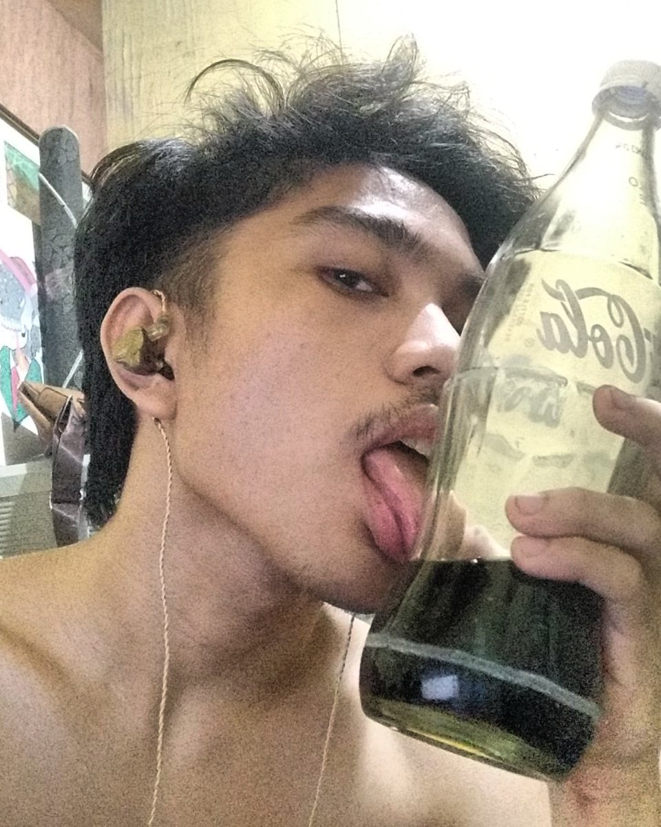 DimpLick's tweet photo. 19 year old coke addict https://t.co/2xmxR6eXqZ
