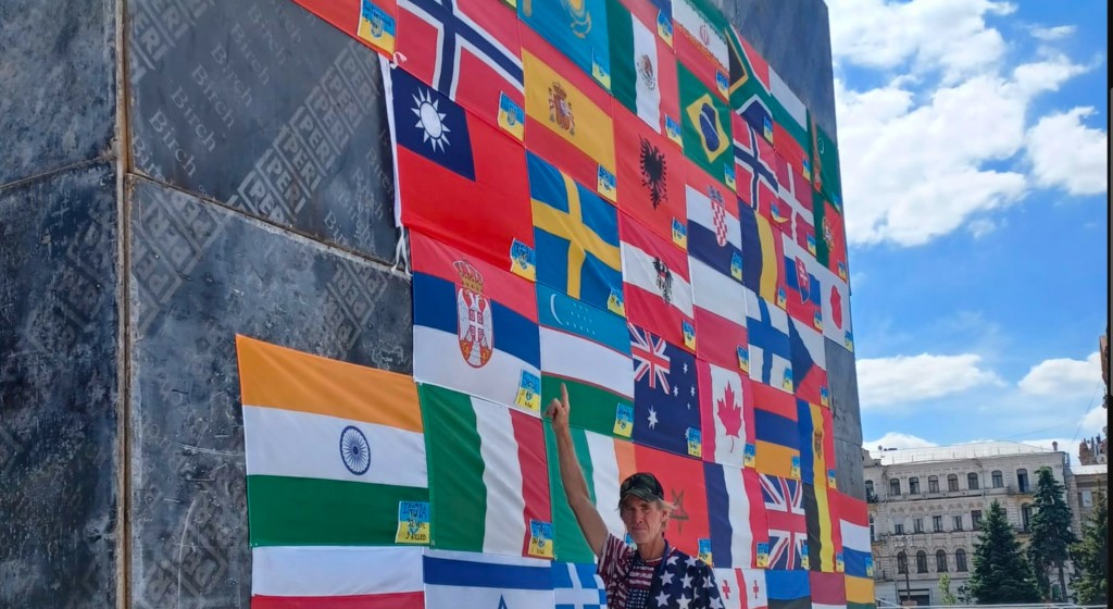 TaiwanNewsEN's tweet photo. American posts Taiwan flag in Kyiv to honor Taiwanese soldiers in Ukraine https://t.co/JpJxS3IXp6 https://t.co/RXhUR2Ym12