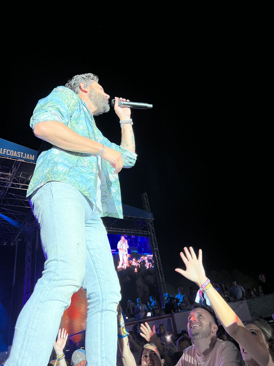 wareagleblonde's tweet photo. Find someone who looks at you the way that guy is looking at @MTRamsey of @OldDominion 😏
#samedudesame https://t.co/11xyagv40w
