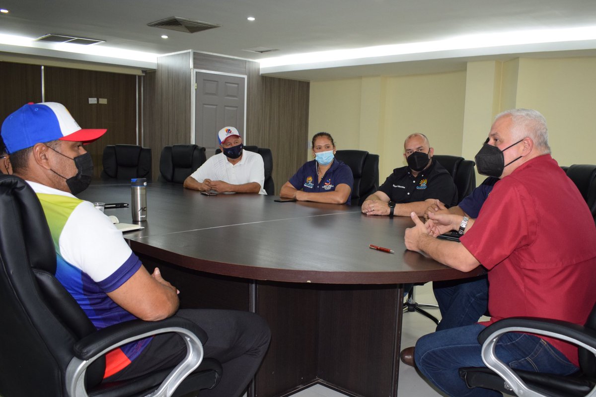 gustavocien's tweet photo. #7Jun nos reunimos con el Director del Instituto Regional de Deportes del estado Zulia (IRDEZ) Alexander Delgado, con la finalidad de unir fuerzas para el rescate de espacios deportivos en San Francisco. 

Espacios como el Palacio de Combates, necesario para nuestros chamos. https://t.co/V39ktTd5A3