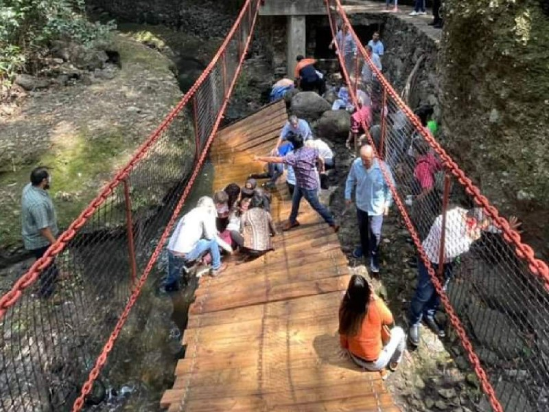 PFifiona's tweet photo. Puente Neoliberal / Puente Morenista https://t.co/nvUjeFaFhf