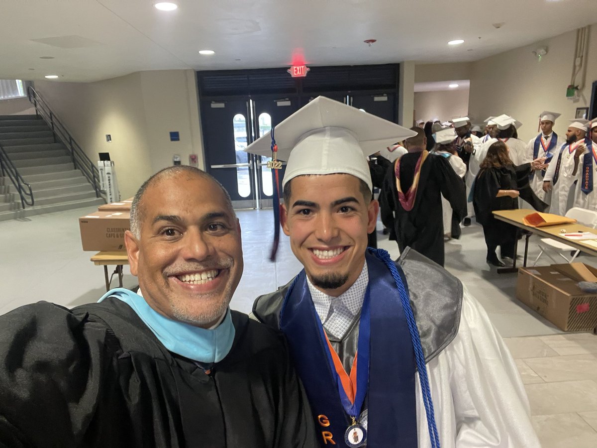 J_Ramirez991015's tweet photo. Congratulations to my amazing @HMLSrHighSchool #Seniors 💙🧡 @MDCPSNorth @MDCPS @HMLDramaClub @LawHML @HMLActivities #DestinationExcellence https://t.co/iyNwB2T0pN