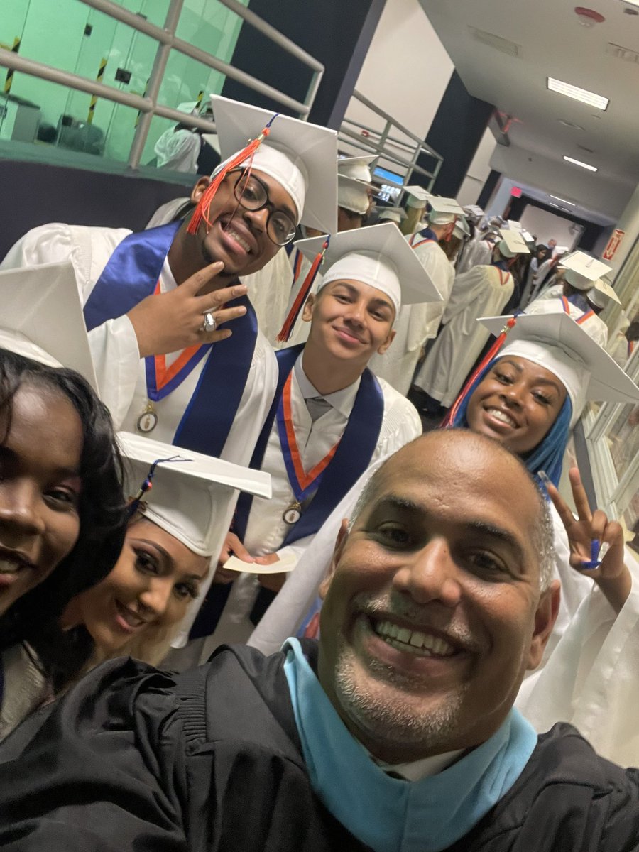 J_Ramirez991015's tweet photo. Congratulations to my amazing @HMLSrHighSchool #Seniors 💙🧡 @MDCPSNorth @MDCPS @HMLDramaClub @LawHML @HMLActivities #DestinationExcellence https://t.co/iyNwB2T0pN