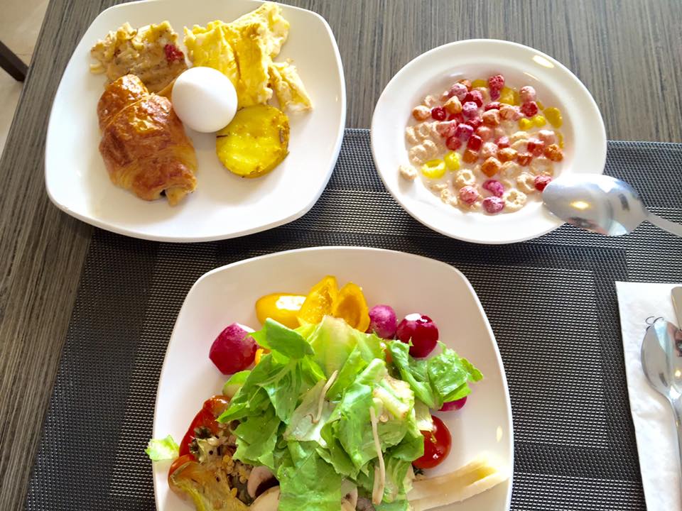 IsraelTaipei's tweet photo. 😄你的早餐吃什麼？
🇮🇱到以色列，絕不能錯過早餐 #israelibreakfast 。
🍎🥦🍞🧀🥚加利利提比里斯 #Tiberias 一家小旅店，早餐陣仗可不輸五星級飯店，從麵包、穀類、生鮮蔬食到起司任君選。 https://t.co/xwTKQUG7ZY