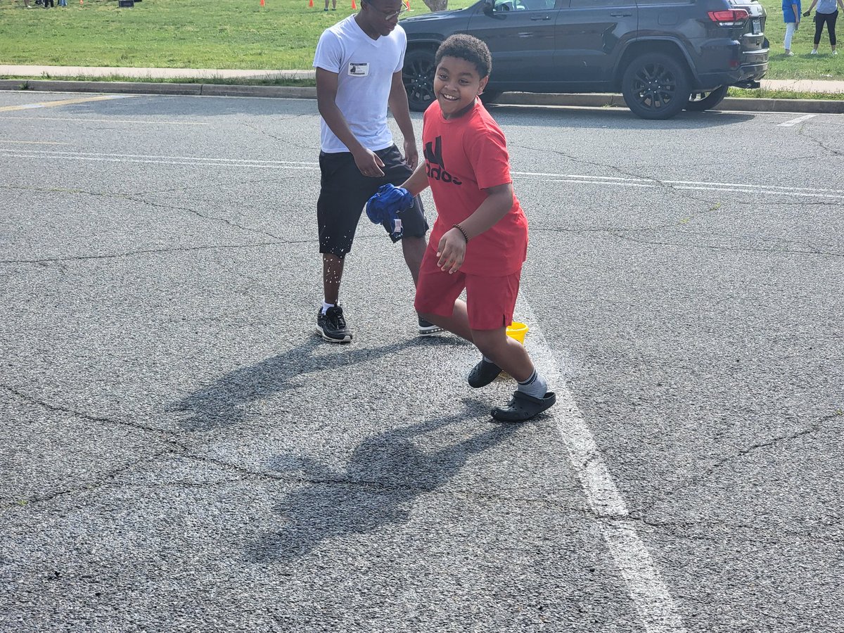 Principal_LSES's tweet photo. What a great day and time, nothing is possible without staff support and student joy. @LortonStationES @AP_C_LSES @ccberry16 @drNEKing @graceetayloredd @KraftJesse @fcpsnews @FCPSR3 #meepmeep https://t.co/PYL3vGgXXn