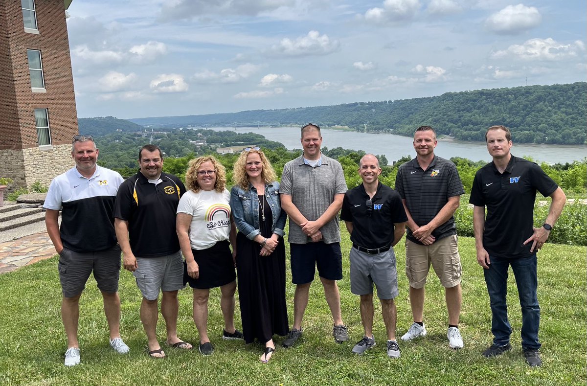 DebLecklider's tweet photo. Thank you @thitchcock99 and @Shelby_Eastern Leadership Team for spending valuable time today focusing on School Culture & Core Values. #CultureFix @CultureCzars #WillScott #GreatTeam #GreatDistrict https://t.co/F5svQT88Tr