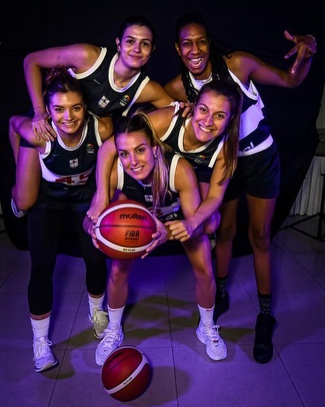 Paoferrari57's tweet photo. Alla Vamooos 💜🤍 Final 4 Liga Sudamericana #LSBF2022 #Final4 #eldefe @FIBA_es https://t.co/o7wTfptaz7