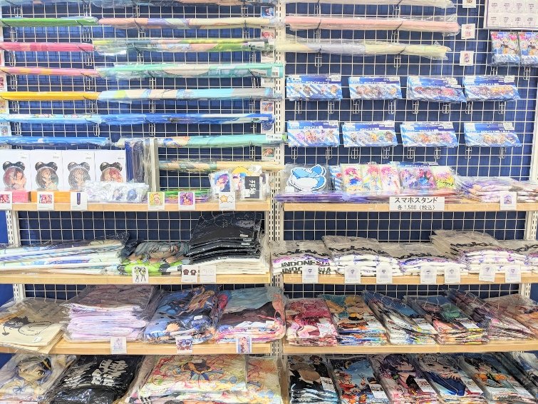 geestore_kokura's tweet photo. あるあるCity5階、ジーストア小倉にて
「character1 Street 2022 Spring」に出展したメーカーの限定・先行グッズの特別販売や、公式グッズを各地で販売する期間限定特設ショップ
『character1 アフター』が開催中です🥰
#ホロライブ や ##蒼の彼方のフォーリズム などの商品を多数販売中✨
#character1 https://t.co/vozxFYQVKo