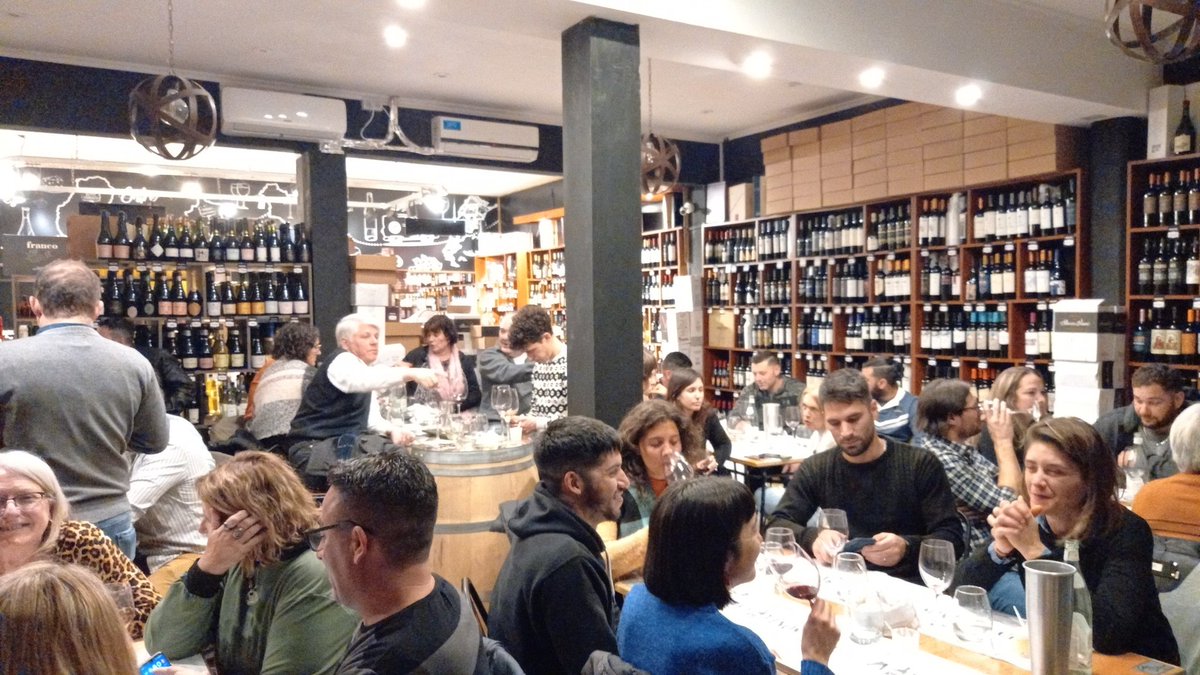 shanshiinboots's tweet photo. Terminamos con @DesquiciadoOk en #capitanbermudez #tomevavinos Mucha gente. Mucho vino. #salvaje #cabernetfrac #garnacha @GONCHA354 @martinchosesto https://t.co/N0KidyZ7jn