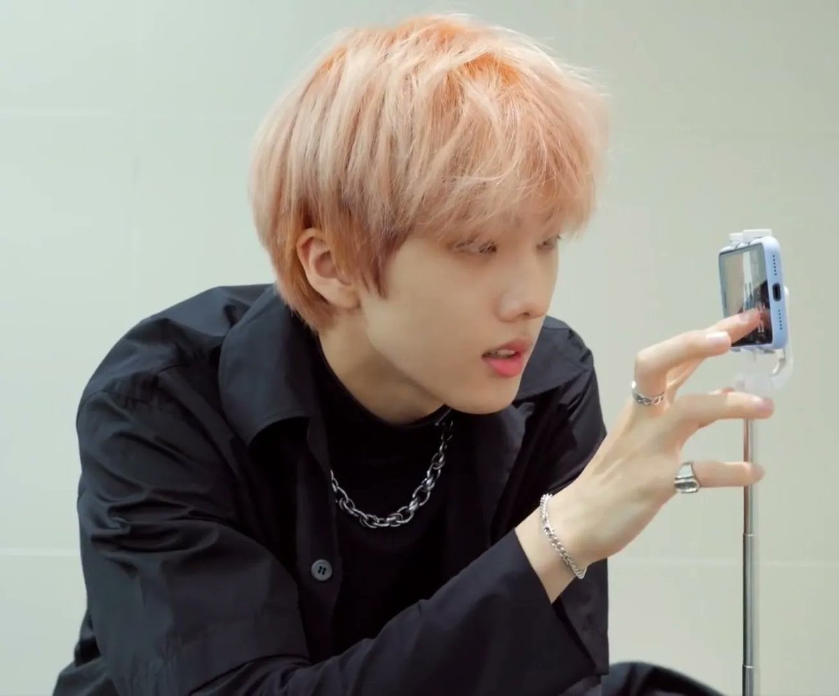 closed; park jisung hourly tweet media