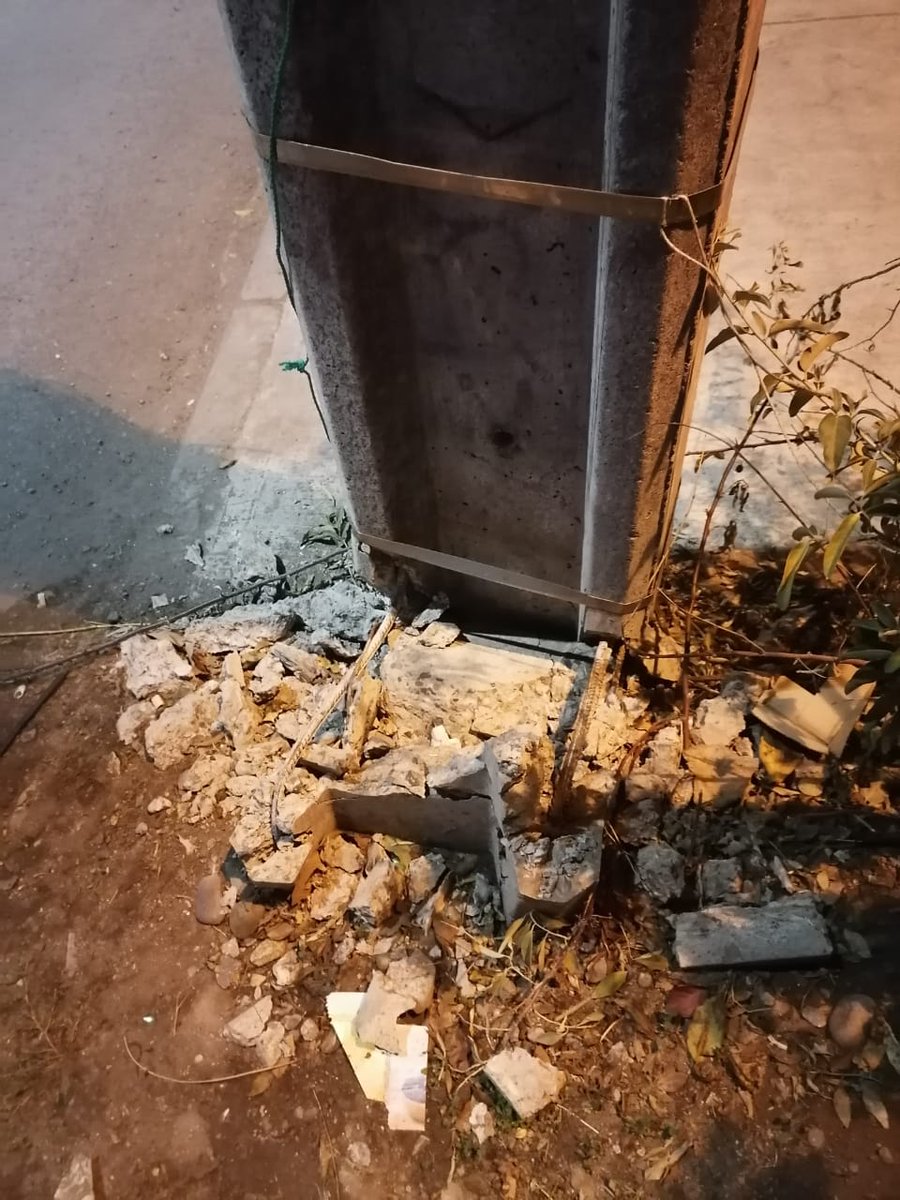 emergencia_dopc's tweet photo. Urgente poste chocado con fuerte dañó en base en Palena 768 comuna de estación central @EnelClientesCL https://t.co/ewhQ1szqKG