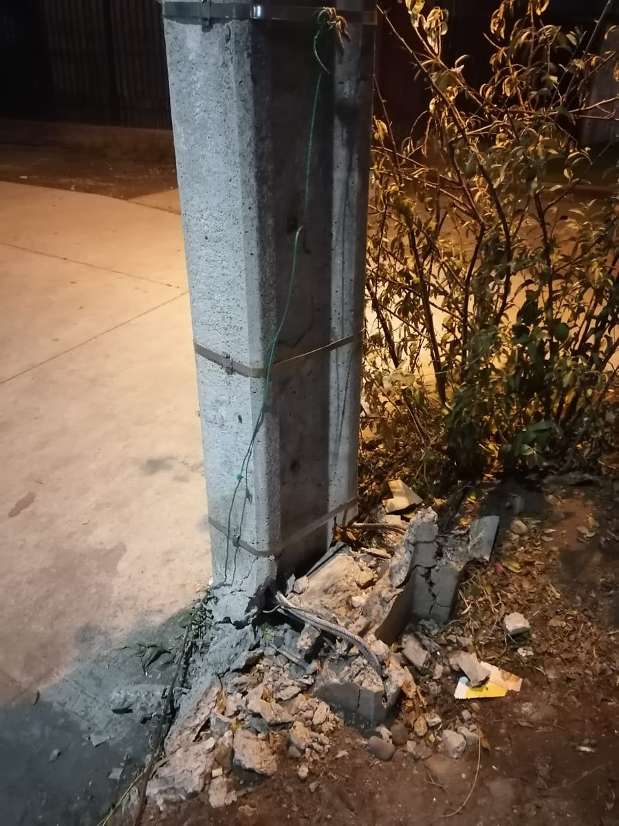 emergencia_dopc's tweet photo. Urgente poste chocado con fuerte dañó en base en Palena 768 comuna de estación central @EnelClientesCL https://t.co/ewhQ1szqKG