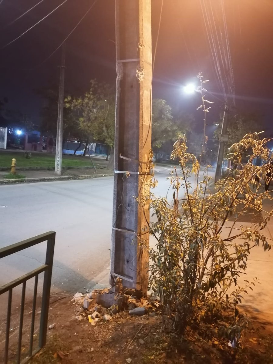 emergencia_dopc's tweet photo. Urgente poste chocado con fuerte dañó en base en Palena 768 comuna de estación central @EnelClientesCL https://t.co/ewhQ1szqKG