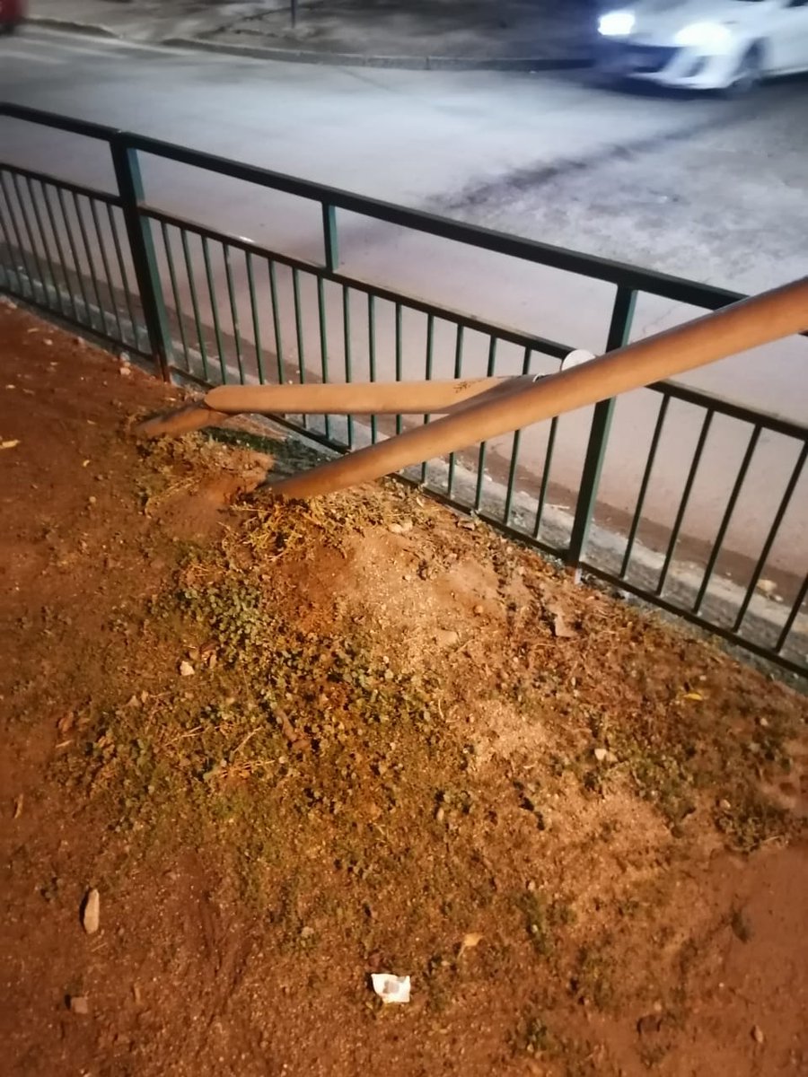 Urgente poste chocado con fuerte dañó en base en Palena 768 comuna de estación central @EnelClientesCL