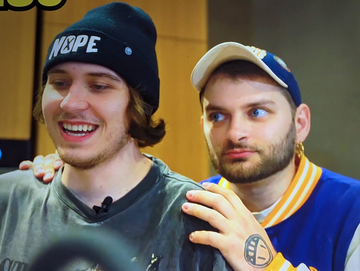 TheBoozerBoy's tweet photo. @yeptheboys

Josh always with the Frodo Baggins look https://t.co/XJZpnI8k3R