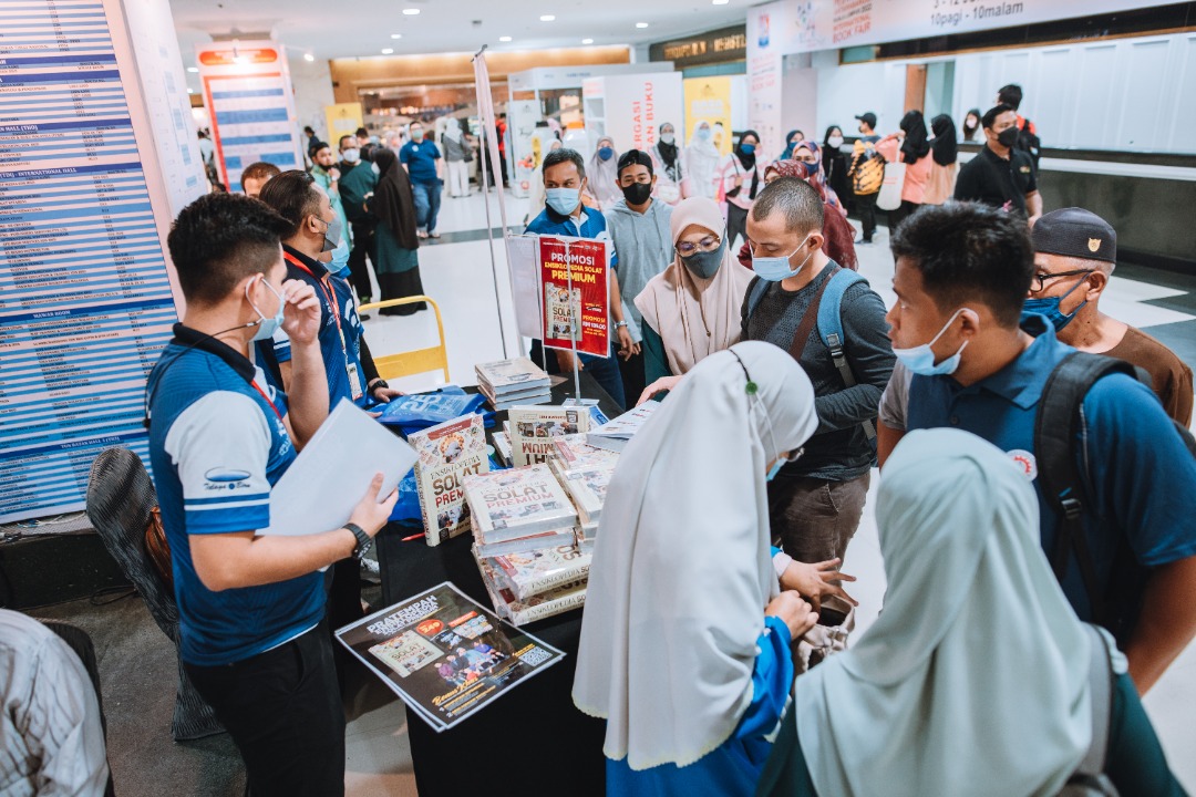 TelagaOfficial's tweet photo. Salam, korang semua sempat tak datang pelancaran buku ENSKLOPEDIA SOLAT PREMIUM semalam?

Tak sempat meh kami hidangkan korang semua dengan gambar2 yang telah di ambil.

Jadi jangan tunggu lama2 dapatkan buku terbaru kami ini ENSIKLOPEDIA SOLAT PREMIUM DI booth kami!

#PBAKL2022 https://t.co/CQ86dZkAnH