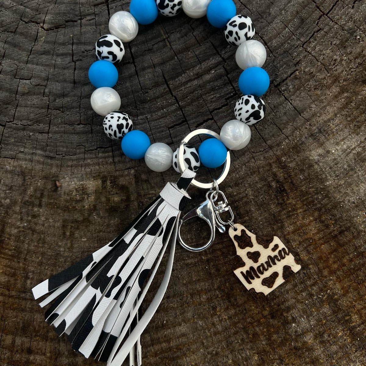 grits_and_glory's tweet image. Check out this ADORABLE mama &amp;amp; me matching set! 🐮🤍

Teether Clip: $15
S/M sized wristlet: $16 
Add custom Keychain OR Tassel: $5
Add custom Keychain AND tassel: $8

Message me to order your own!

#siliconeteether #smallbusiness #smallbusinessowner #custommade